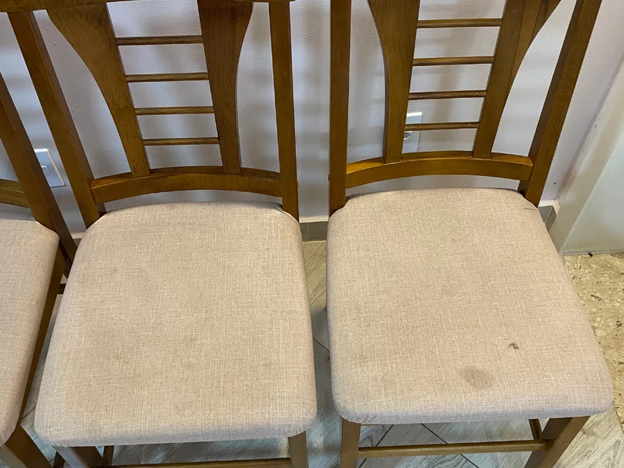 Cadeiras de jantar manchadas antes da higienização