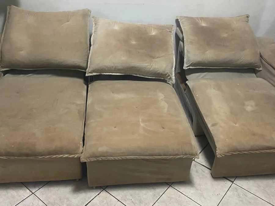 Sofá bege sujo antes da higienização