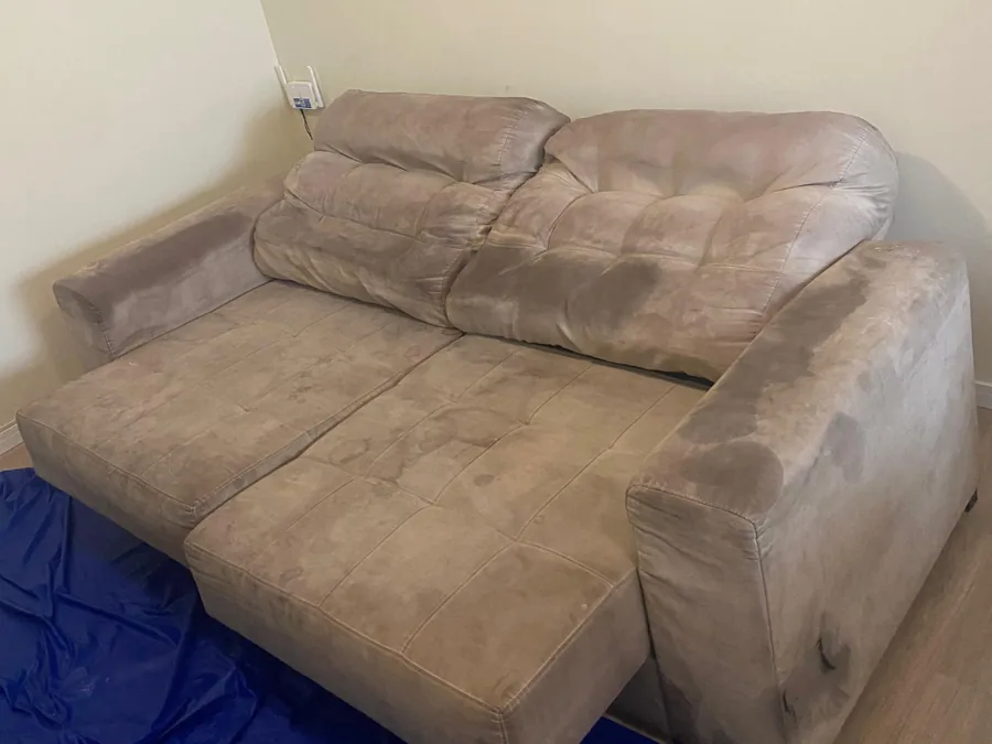 Sofá de suede sujo antes da higienização